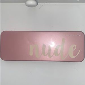 Nude makeup palet. 12 colors + two mini brushes!